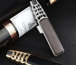 Merkloos Turbo Jetflame Aansteker - Gasbrander - Vuurwerk Torch - Crème Brûlée Brander - BBQ En Sigaren Aansteker - Windproof - Carbon Met Goudkleurige Metalen Behuizing -Keukengerei Winkel 1200x1028 1