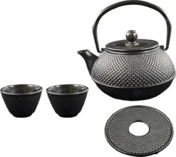 SakuraTea - Theepot Set - 4-delig - Gietijzer - Zwart - 0.8L - 2 Kopjes (100ml) -Keukengerei Winkel 1200x1068 2