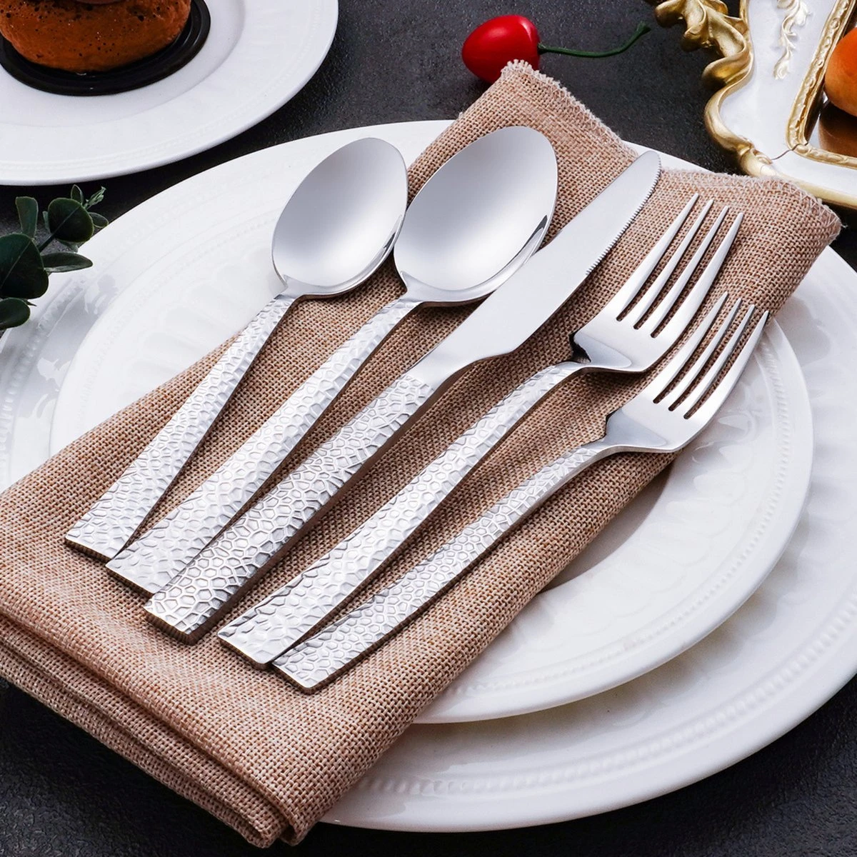 Deleca 6 Persoons Bestekset Deluxe (30-delig) - Vorken, Lepels En Messen - Vaatwasserbestendig - Gehamerd - Zilver / RVS 5 Deleca 6 Persoons Bestekset Deluxe (30-delig) - Vorken, Lepels En Messen - Vaatwasserbestendig - Gehamerd - Zilver / RVS - Afbeelding 3