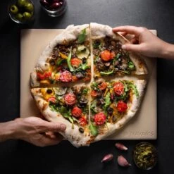 Navaris Pizzasteen XL Voor Oven En Barbecue - Rechthoekige Pizzaplaat 38 X 30 Cm - Inclusief Pizzaschep Met Extra Lang Handvat En Receptenboek -Keukengerei Winkel 1200x1200 1331
