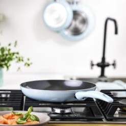 VitaVerde Expert Koekenpannenset Ø 24cm + Ø 28cm - Lichtblauw - Inductie - PFAS-vrij -Keukengerei Winkel 1200x1200 260