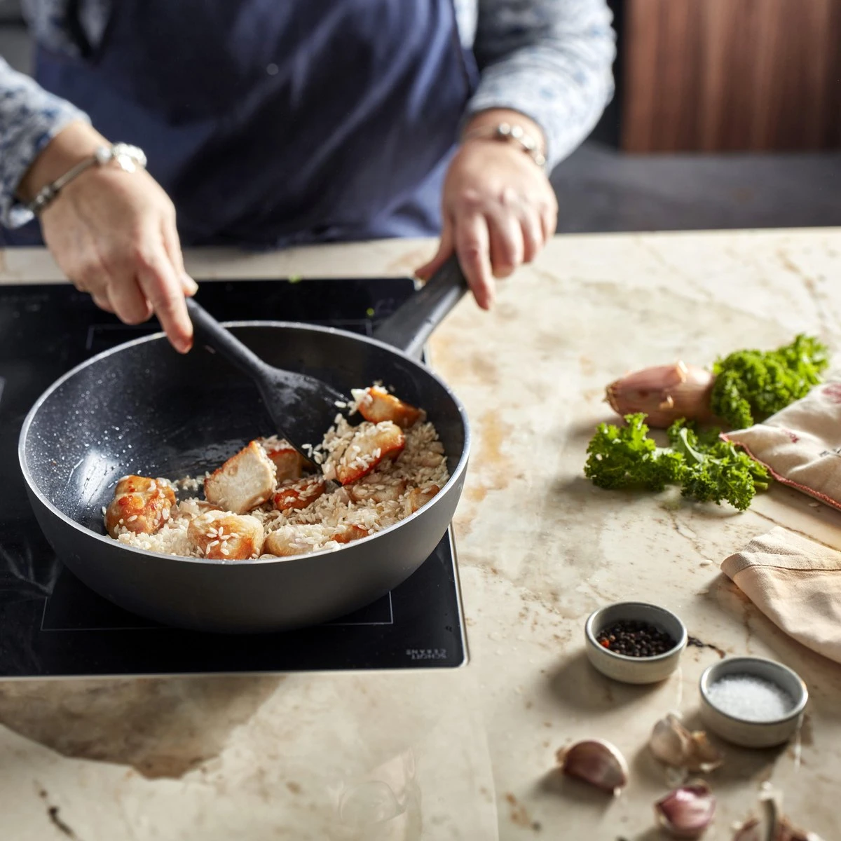 Demeyere Alu Classico 3 Wokpan – Inductie – Ceraforce Keramische Antikleeflaag – 28 Cm – PTFE En PFAS Vrij 7 Demeyere Alu Classico 3 Wokpan – Inductie – Ceraforce Keramische Antikleeflaag – 28 Cm – PTFE En PFAS Vrij - Afbeelding 5