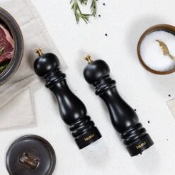 Deleca Luxe Peper En Zoutmolen Set - Met Geschenkdoos - Zout / Pepermolen - Rubberhout - Zwart & Goud 20 Deleca Luxe Peper En Zoutmolen Set - Met Geschenkdoos - Zout / Pepermolen - Rubberhout - Zwart & Goud -Keukengerei Winkel 1200x1200 814