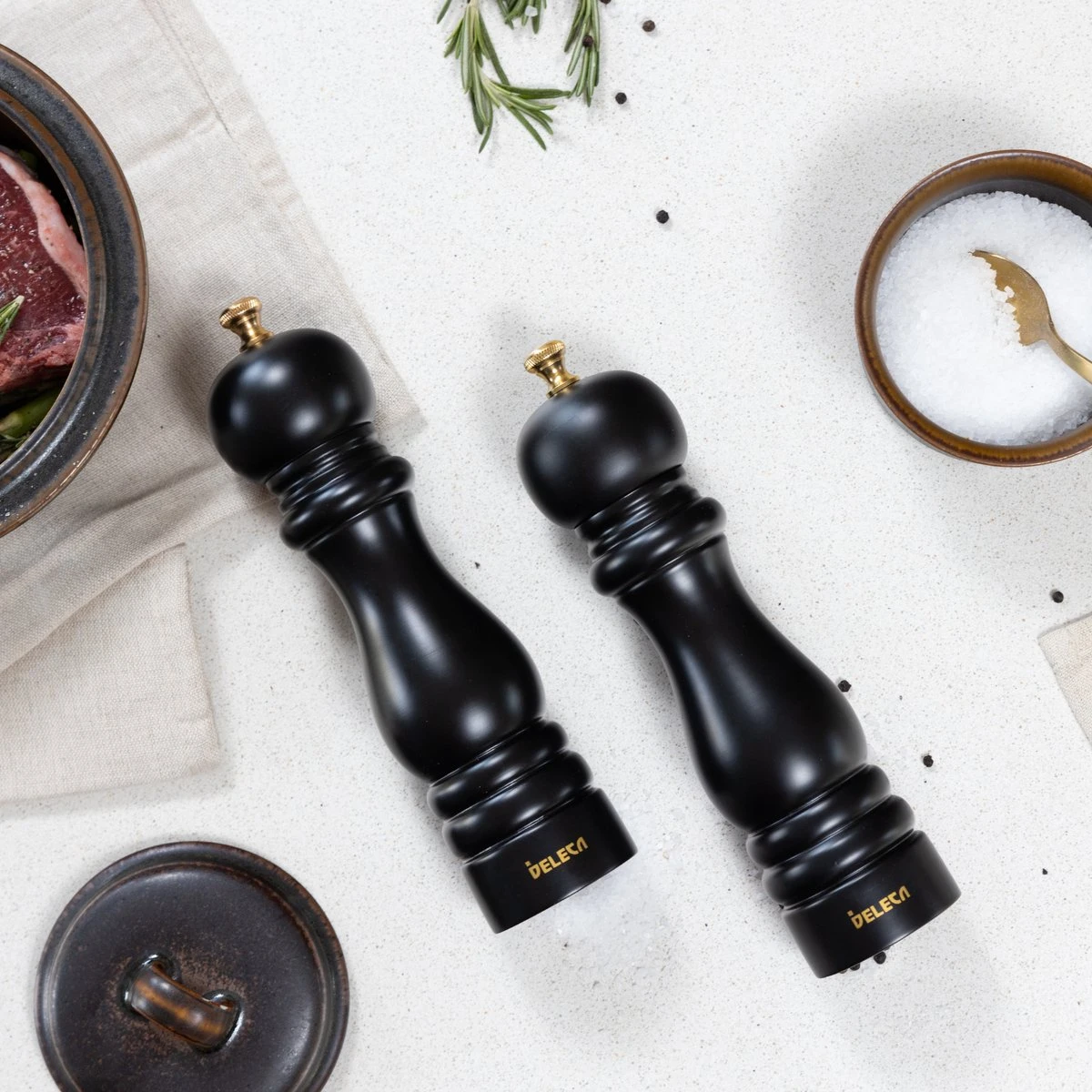 Deleca Luxe Peper En Zoutmolen Set - Met Geschenkdoos - Zout / Pepermolen - Rubberhout - Zwart & Goud 10 Deleca Luxe Peper En Zoutmolen Set - Met Geschenkdoos - Zout / Pepermolen - Rubberhout - Zwart & Goud - Afbeelding 8