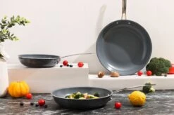 Swiss Pro+ - Koekenpannenset - 3 Delig - Keramisch - Inductie - Milieuvriendelijk - PFAS - PFOA Vrij - Sapphire Green 20 Swiss Pro+ - Koekenpannenset - 3 Delig - Keramisch - Inductie - Milieuvriendelijk - PFAS - PFOA Vrij - Sapphire Green -Keukengerei Winkel 1200x799 20