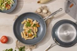 Swiss Pro+ - Koekenpannenset - 3 Delig - Keramisch - Inductie - Milieuvriendelijk - PFAS - PFOA Vrij - Sapphire Green 22 Swiss Pro+ - Koekenpannenset - 3 Delig - Keramisch - Inductie - Milieuvriendelijk - PFAS - PFOA Vrij - Sapphire Green -Keukengerei Winkel 1200x799 22