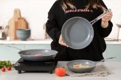 Swiss Pro+ - Koekenpannenset - 3 Delig - Keramisch - Inductie - Milieuvriendelijk - PFAS - PFOA Vrij - Sapphire Green 26 Swiss Pro+ - Koekenpannenset - 3 Delig - Keramisch - Inductie - Milieuvriendelijk - PFAS - PFOA Vrij - Sapphire Green -Keukengerei Winkel 1200x799 24