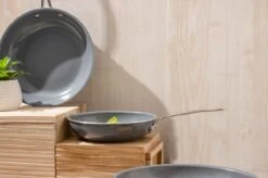 Swiss Pro+ - Koekenpannenset - 3 Delig - Keramisch - Inductie - Milieuvriendelijk - PFAS - PFOA Vrij - Sapphire Green 27 Swiss Pro+ - Koekenpannenset - 3 Delig - Keramisch - Inductie - Milieuvriendelijk - PFAS - PFOA Vrij - Sapphire Green -Keukengerei Winkel 1200x799 25