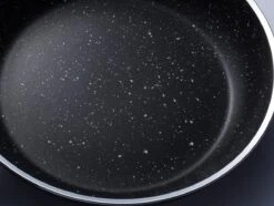 Sola Wokpan Stonehenge - Ø 28 Cm - Zwart/wit - Aluminium - Antiaanbaklaag 10 Sola Wokpan Stonehenge - Ø 28 Cm - Zwart/wit - Aluminium - Antiaanbaklaag -Keukengerei Winkel 1200x906 11