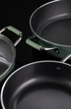 Primecook - Braadpan / Hapjespan Met Deksel - Ø 28 Cm - PFAS-vrij - Inductie - Ecoshield 23 Primecook - Braadpan / Hapjespan Met Deksel - Ø 28 Cm - PFAS-vrij - Inductie - Ecoshield -Keukengerei Winkel 781x1200