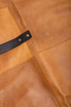 Leren Schort – Soepel Licht Bruin Leer - Barbecueschort - Kokschort - Kookschort – Keukenschort Man – 81 X 56 Cm 9 Leren Schort – Soepel Licht Bruin Leer - Barbecueschort - Kokschort - Kookschort – Keukenschort Man – 81 X 56 Cm -Keukengerei Winkel 800x1200