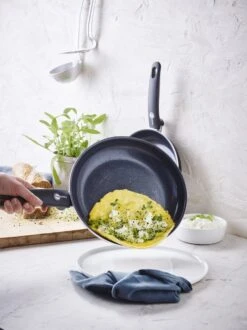 GreenPan Cambridge Hapjespan Met Deksel 24cm - Zwart - Inductie - PFAS-vrij 31 GreenPan Cambridge Hapjespan Met Deksel 24cm - Zwart - Inductie - PFAS-vrij -Keukengerei Winkel 899x1200 9